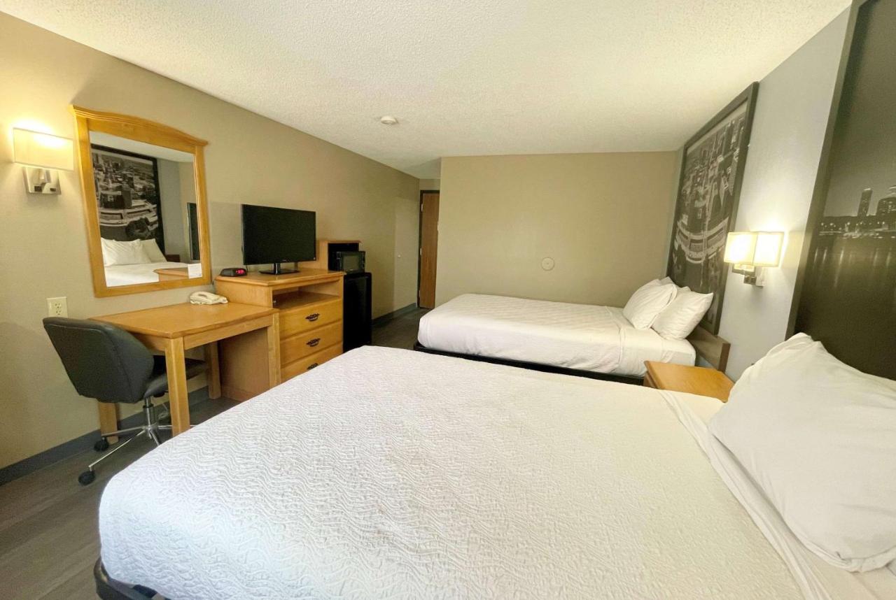 | Super 8 by Wyndham St. Clair MO