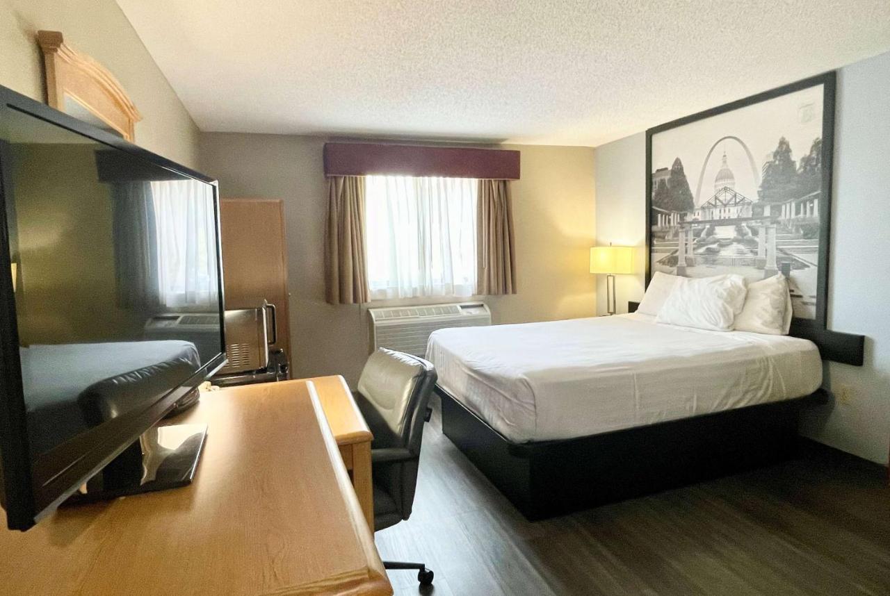 | Super 8 by Wyndham St. Clair MO