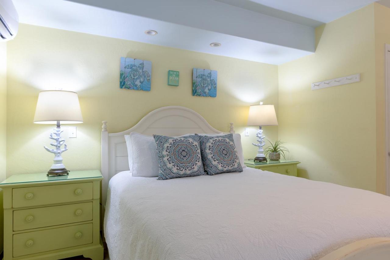 Queen Room with Garden View at Kona Kai Resort and Gallery - Adults Only