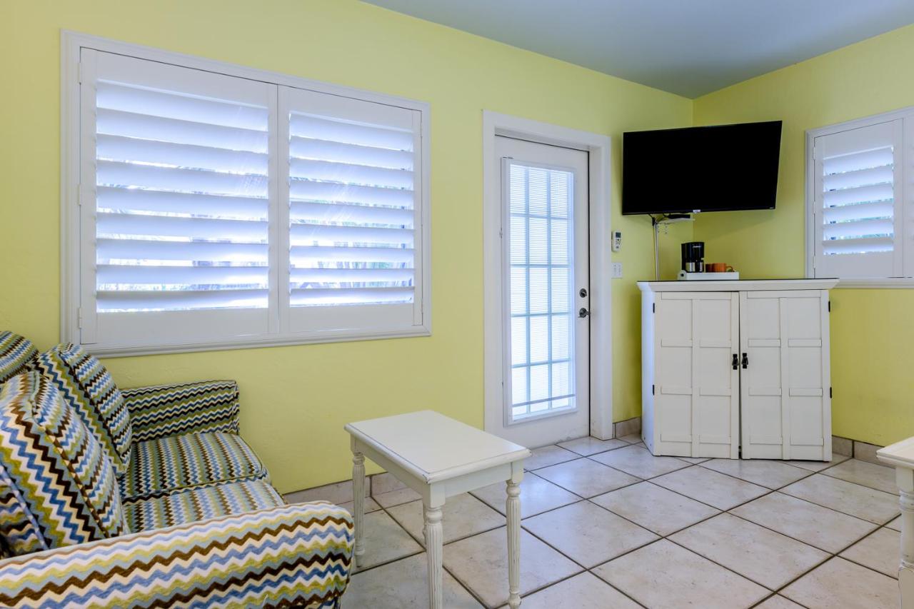Queen Room with Garden View at Kona Kai Resort and Gallery - Adults Only