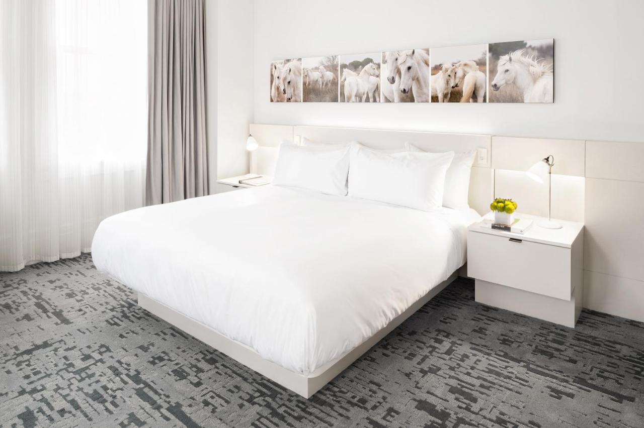Deluxe King Room at 21c Museum Hotel Lexington