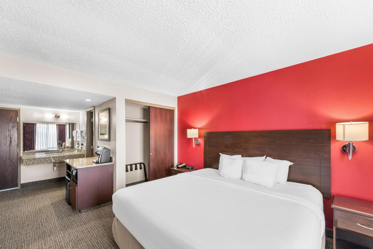 Ramada Hotel & Conference Center by Wyndham Columbus