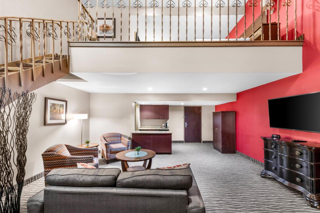 Ramada Hotel & Conference Center by Wyndham Columbus