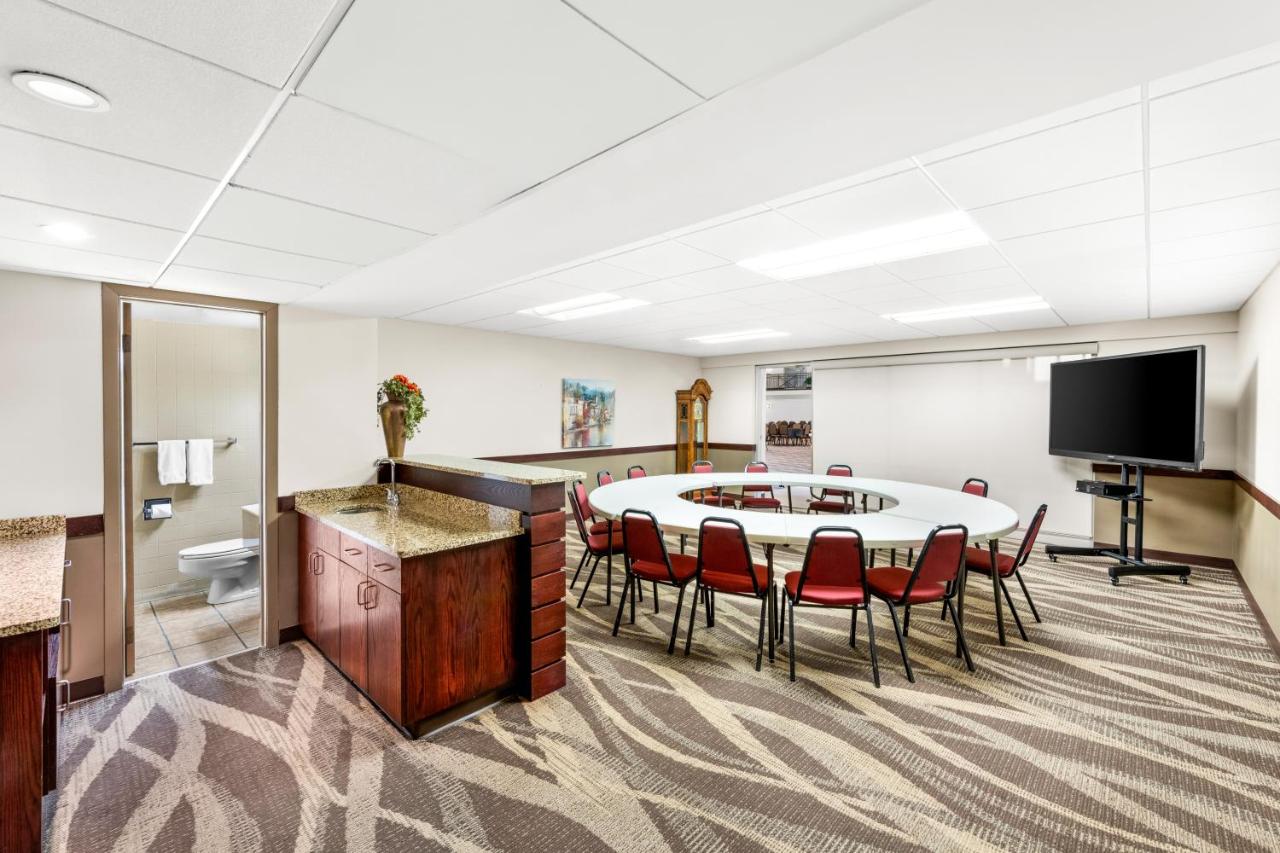 Ramada Hotel & Conference Center by Wyndham Columbus