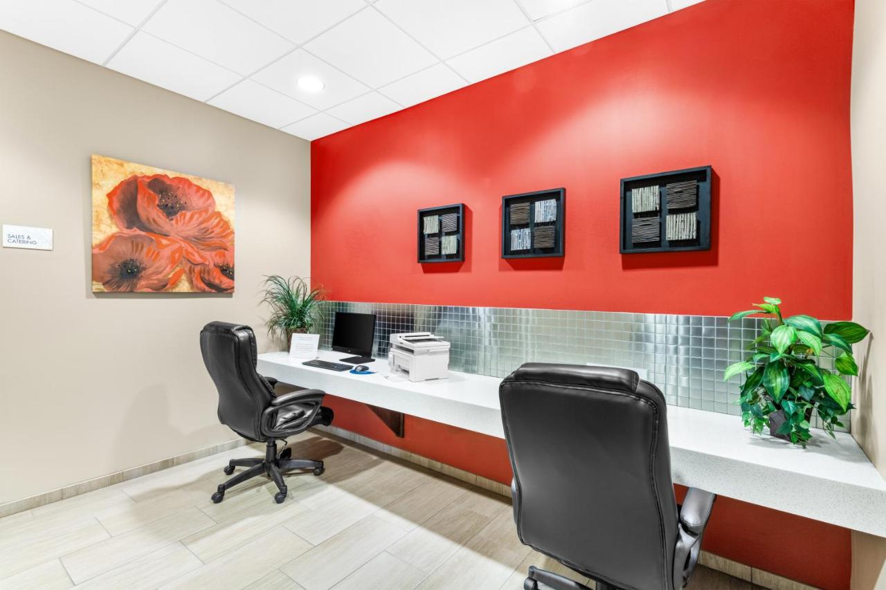 Ramada Hotel & Conference Center by Wyndham Columbus