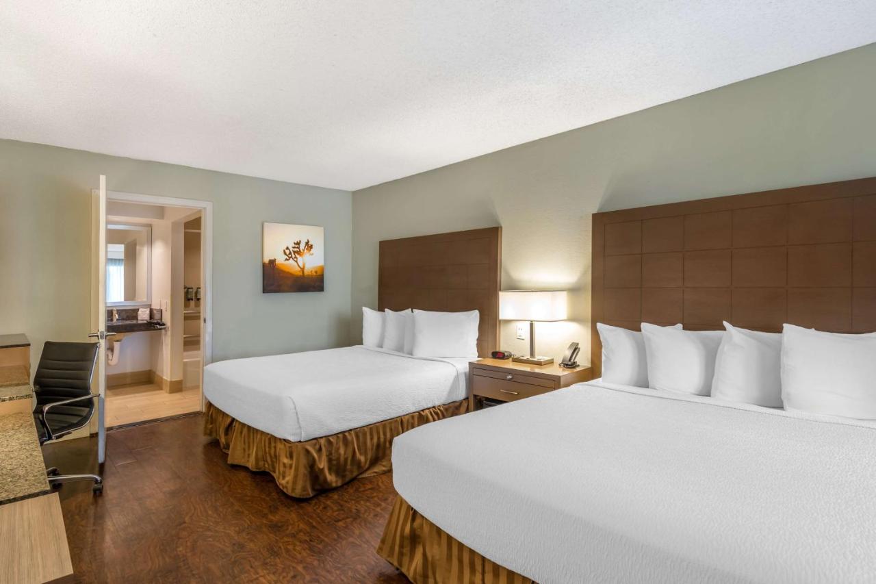 Queen Room with Two Queen Beds - Disability Access at Best Western Inn at Palm Springs