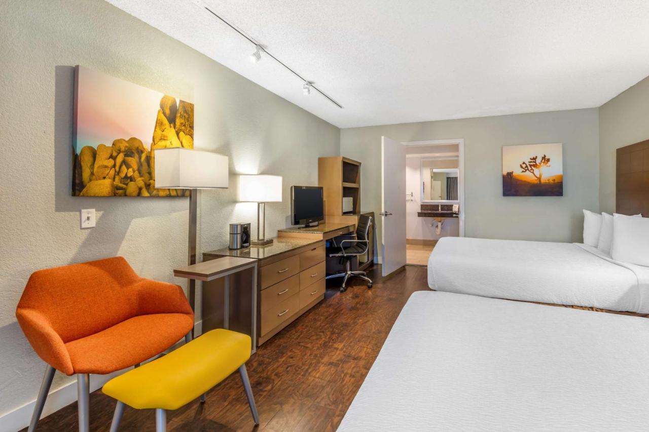 Queen Room with Two Queen Beds - Disability Access at Best Western Inn at Palm Springs