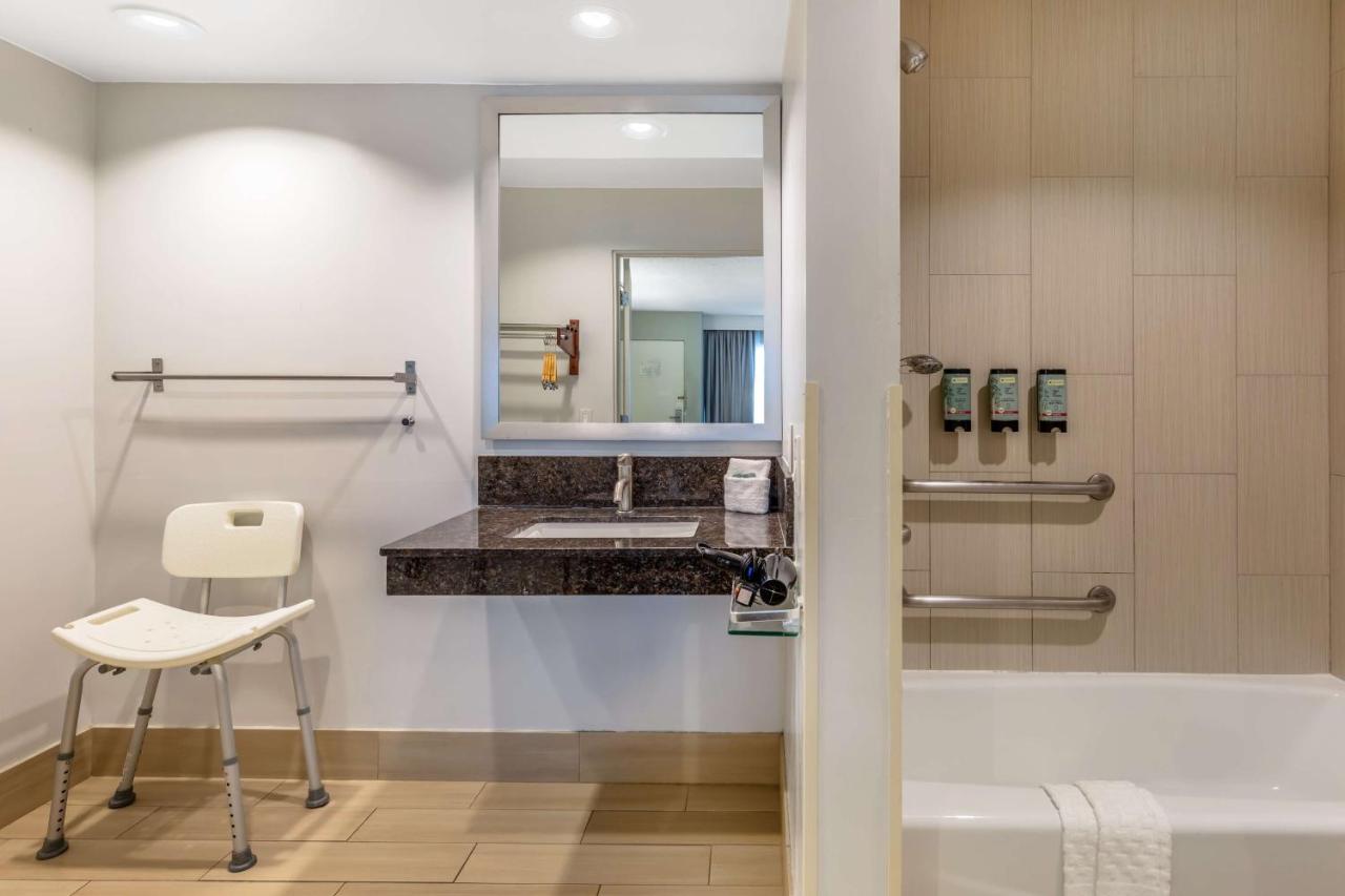 King Room with Roll-In Shower - Disability Access at Best Western Inn at Palm Springs