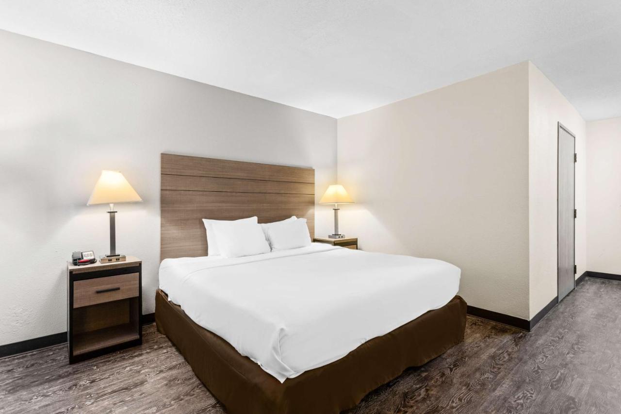 King Room with Mobility Accessible Tub at SureStay Hotel by Best Western Albuquerque Midtown