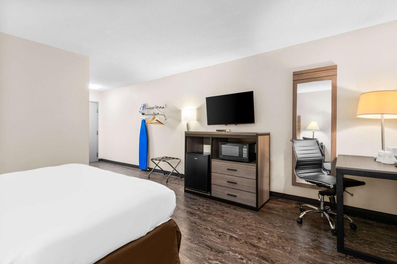 King Room with Mobility Accessible Tub at SureStay Hotel by Best Western Albuquerque Midtown