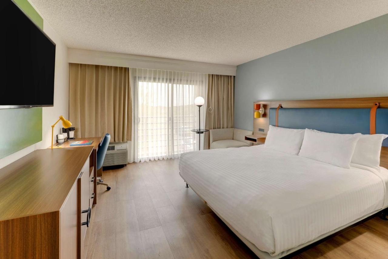 Mobility Accessible Guestroom King Tub at Sonesta Select Scottsdale at Mayo Clinic Campus