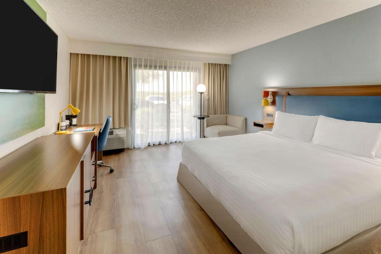 Mobility/Hearing Accessible Guestroom King Roll-In Shower at Sonesta Select Scottsdale at Mayo Clinic Campus