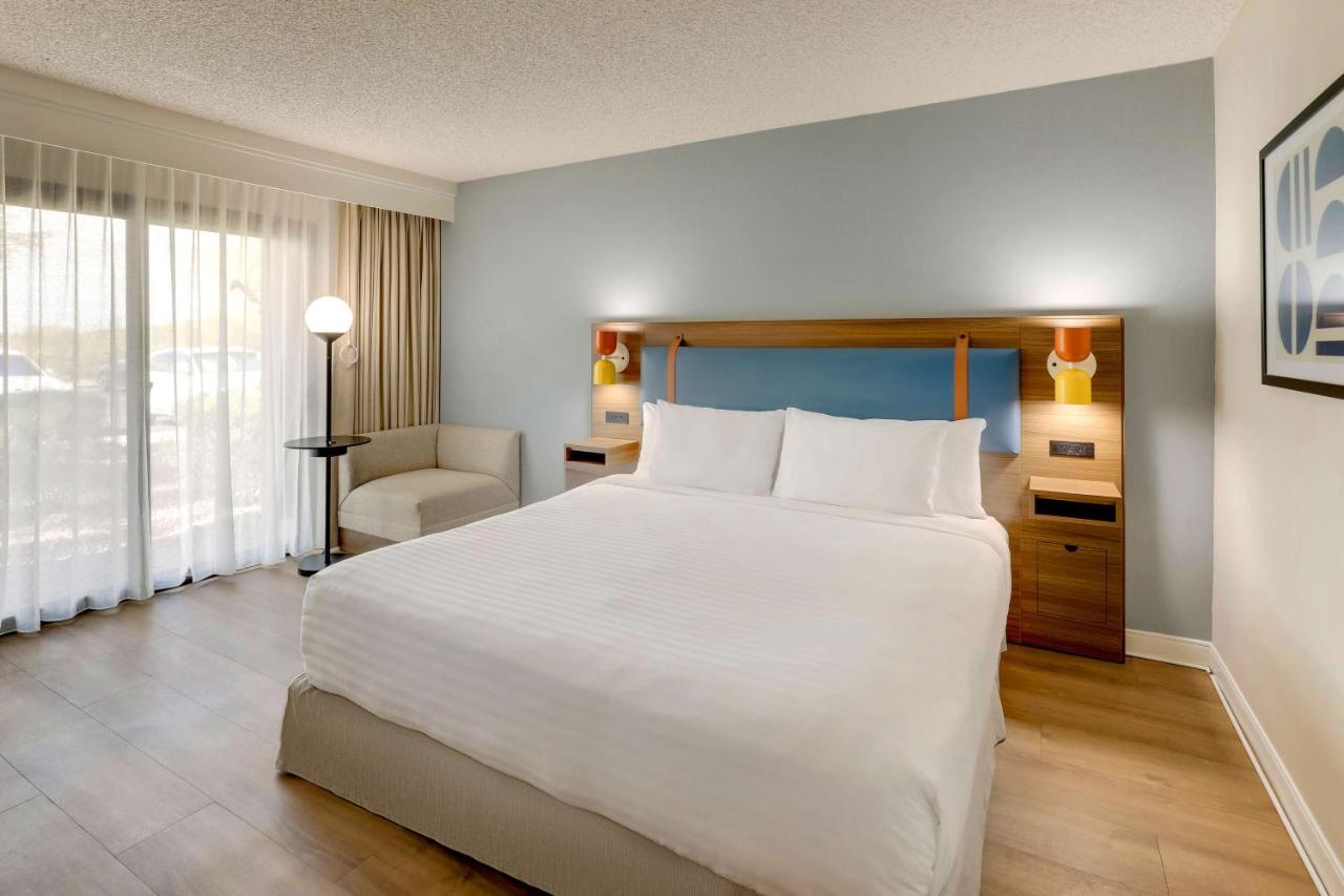 Mobility/Hearing Accessible Guestroom King Roll-In Shower at Sonesta Select Scottsdale at Mayo Clinic Campus