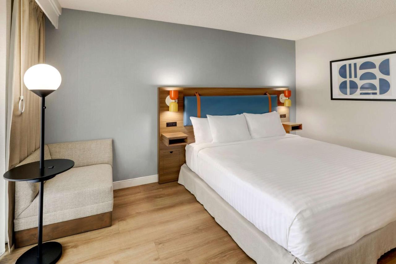 Mobility/Hearing Accessible Guestroom King Roll-In Shower at Sonesta Select Scottsdale at Mayo Clinic Campus