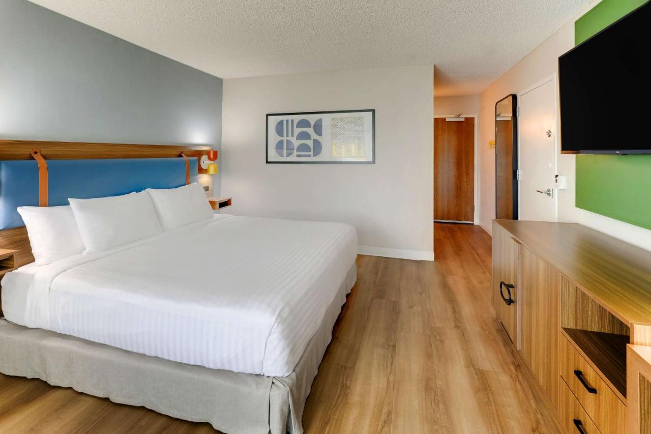 Mobility/Hearing Accessible Guestroom King Roll-In Shower at Sonesta Select Scottsdale at Mayo Clinic Campus