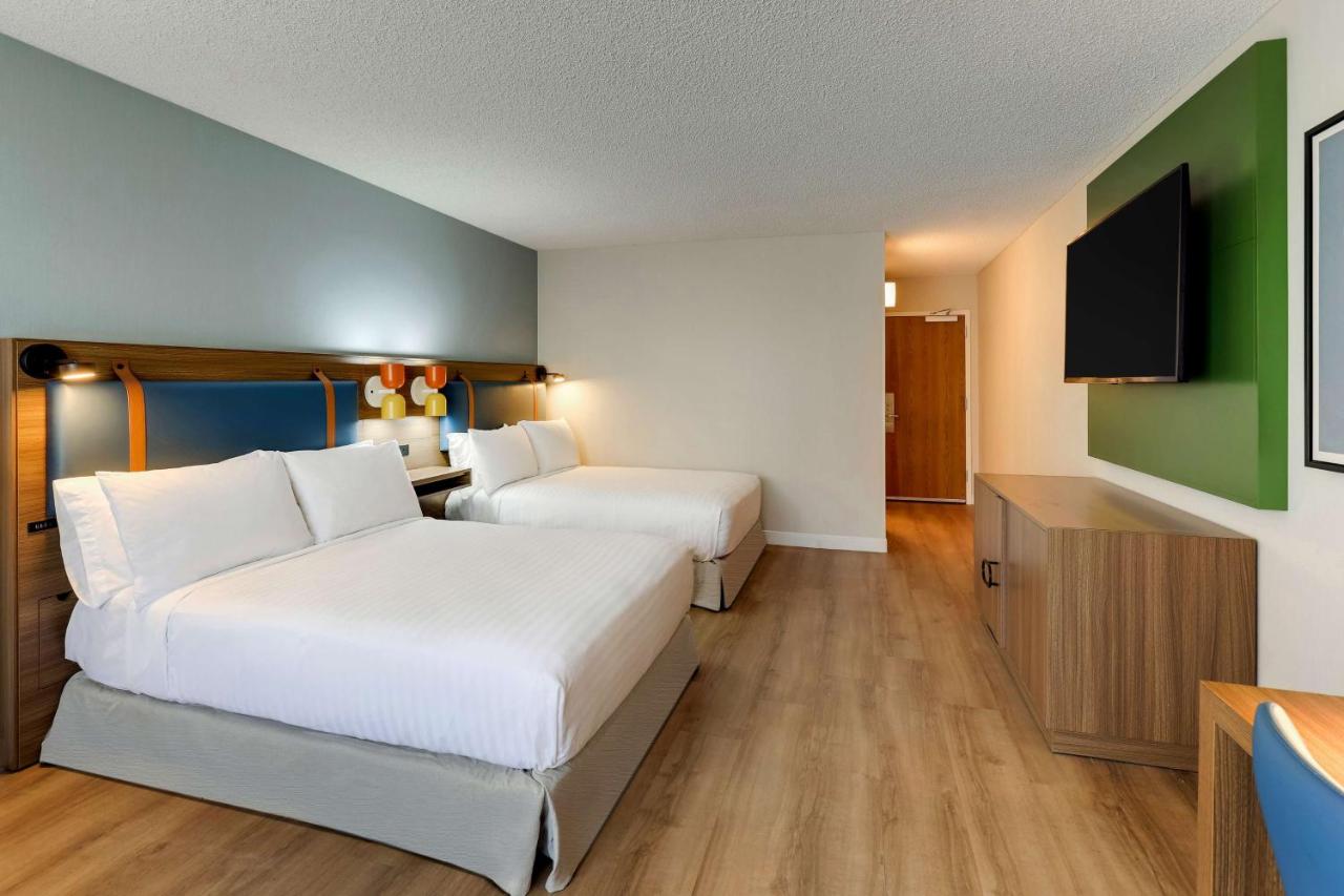 Mobility Accessible Guestroom Two Doubles Roll-In Shower at Sonesta Select Scottsdale at Mayo Clinic Campus