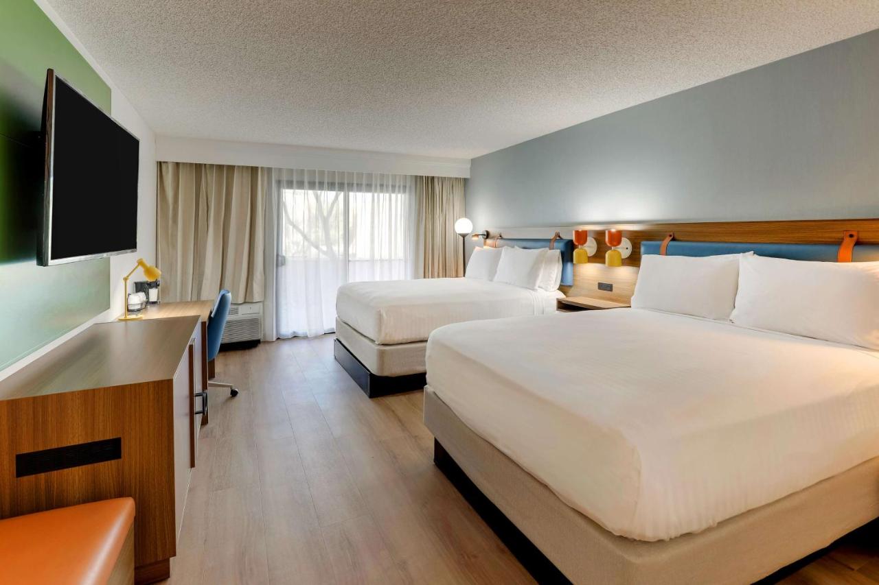 Guestroom Two Queens at Sonesta Select Scottsdale at Mayo Clinic Campus