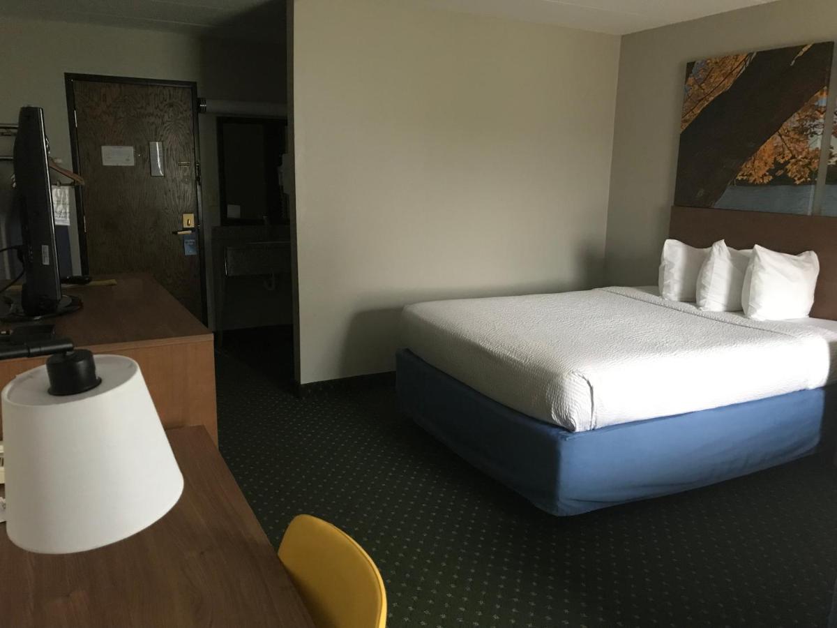 Queen Room - Non-Smoking at Days Inn by Wyndham International Falls