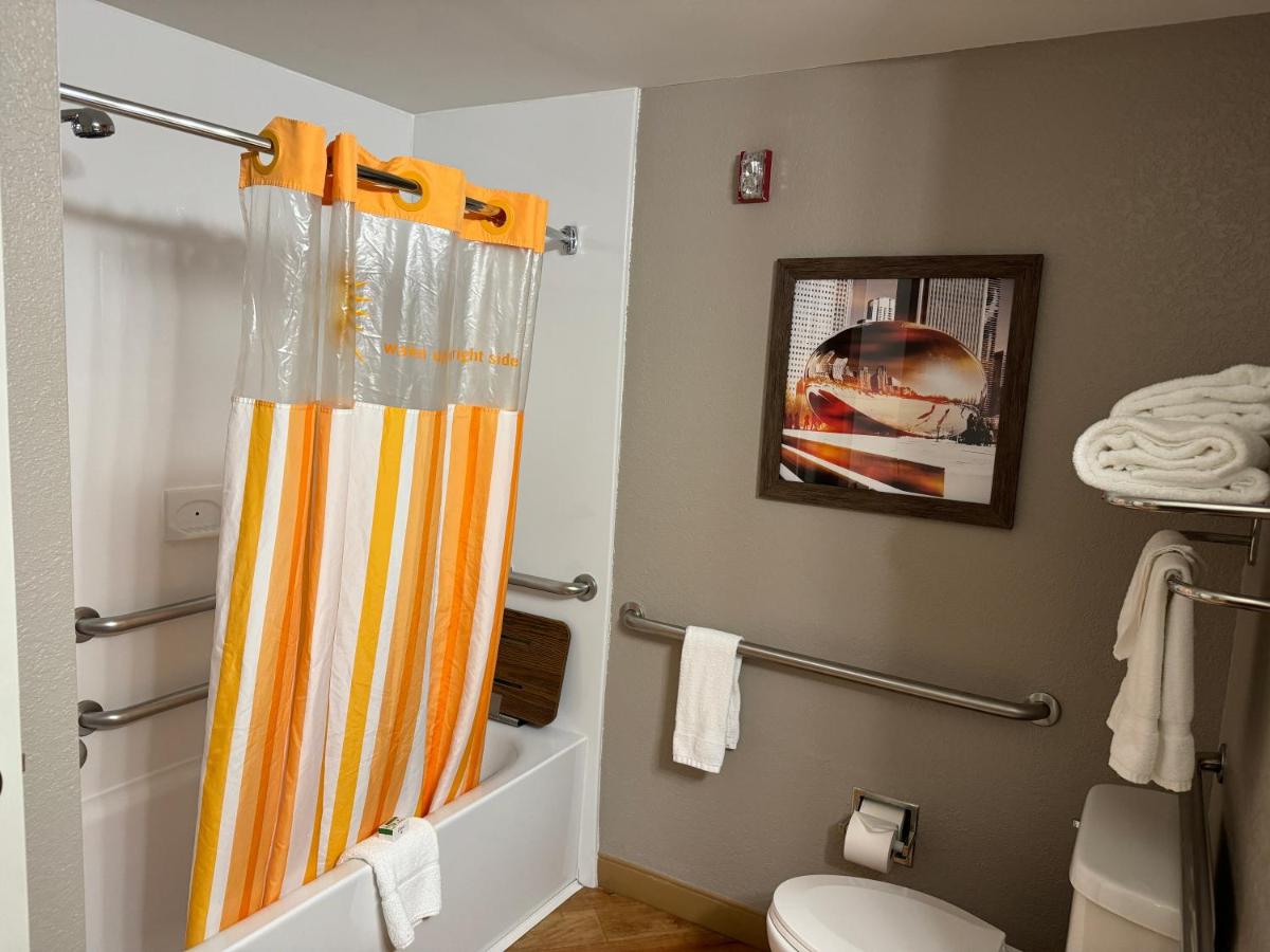 Deluxe King Suite - Mobility Access/Non-Smoking at La Quinta Inn & Suites by Wyndham Bannockburn-Deerfield