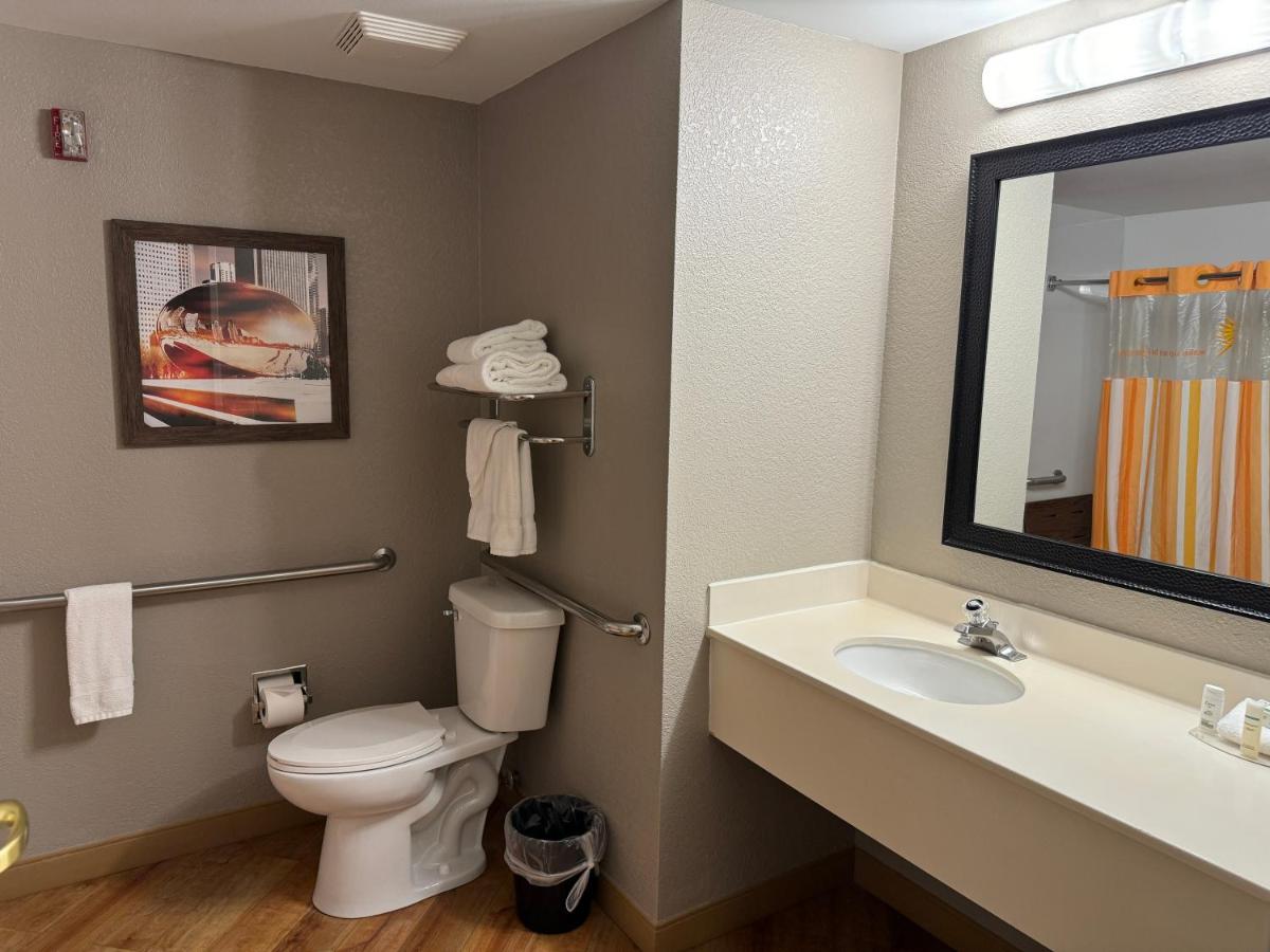 Deluxe King Suite - Mobility Access/Non-Smoking at La Quinta Inn & Suites by Wyndham Bannockburn-Deerfield