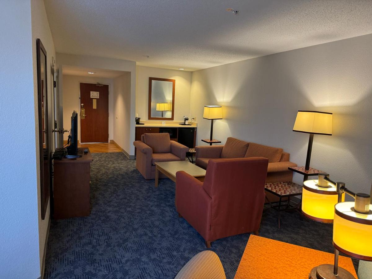 Deluxe King Suite - Mobility Access/Non-Smoking at La Quinta Inn & Suites by Wyndham Bannockburn-Deerfield
