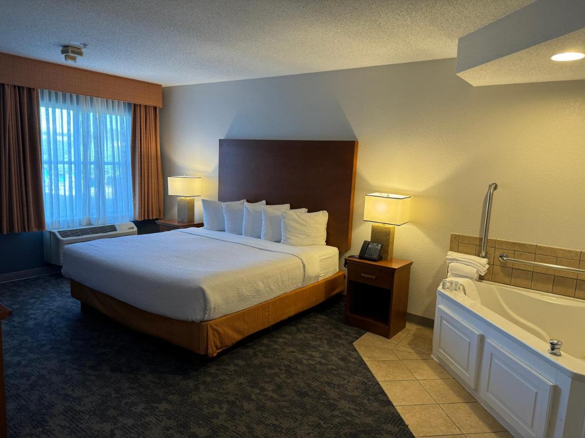 Deluxe King Suite - Mobility Access/Non-Smoking at La Quinta Inn & Suites by Wyndham Bannockburn-Deerfield