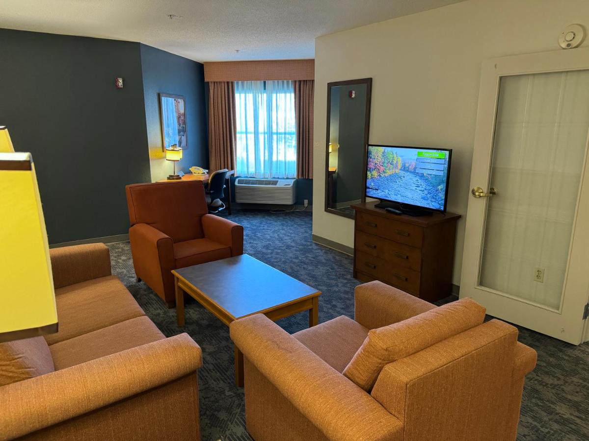 Deluxe King Suite - Mobility Access/Non-Smoking at La Quinta Inn & Suites by Wyndham Bannockburn-Deerfield