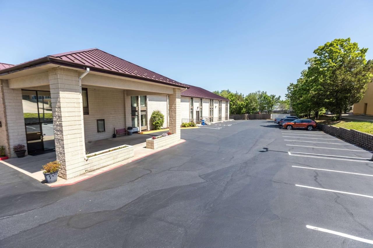 | Super 8 by Wyndham Branson/Andy Williams Theatre