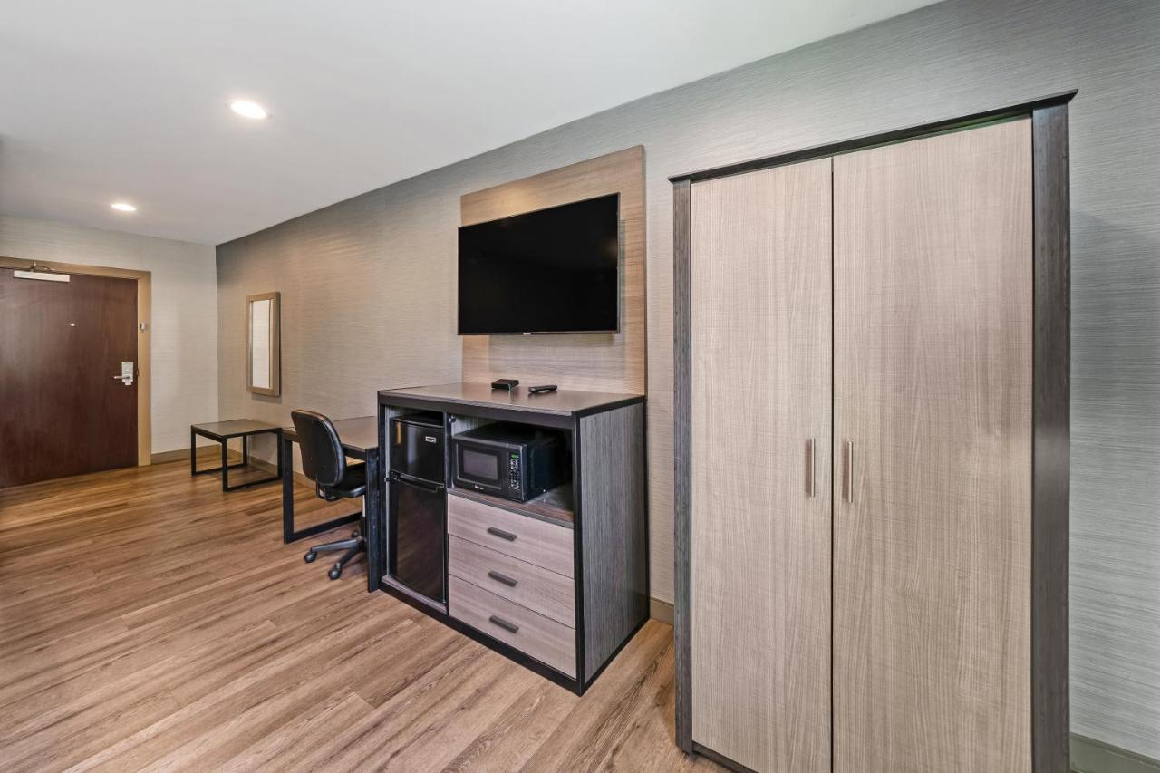| Americas Best Value Inn Foxboro