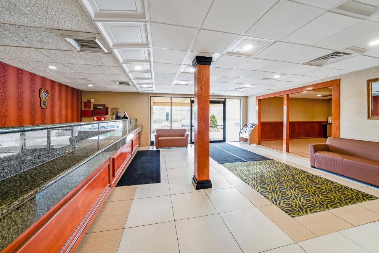 | Americas Best Value Inn Foxboro