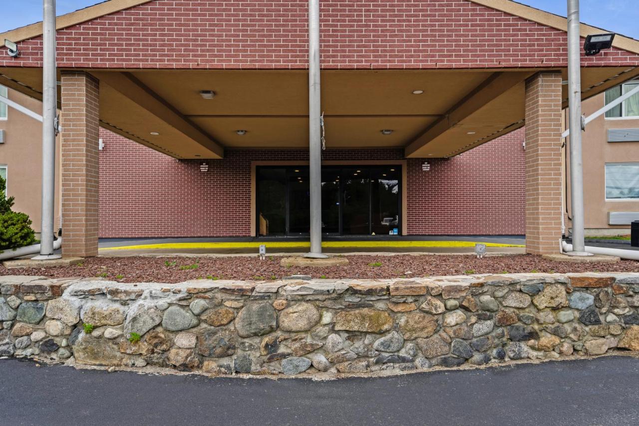 | Americas Best Value Inn Foxboro