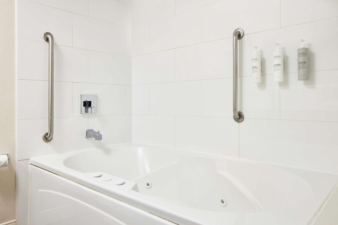 King Room with Spa Bath - Non-Smoking at Hampton Inn Taos