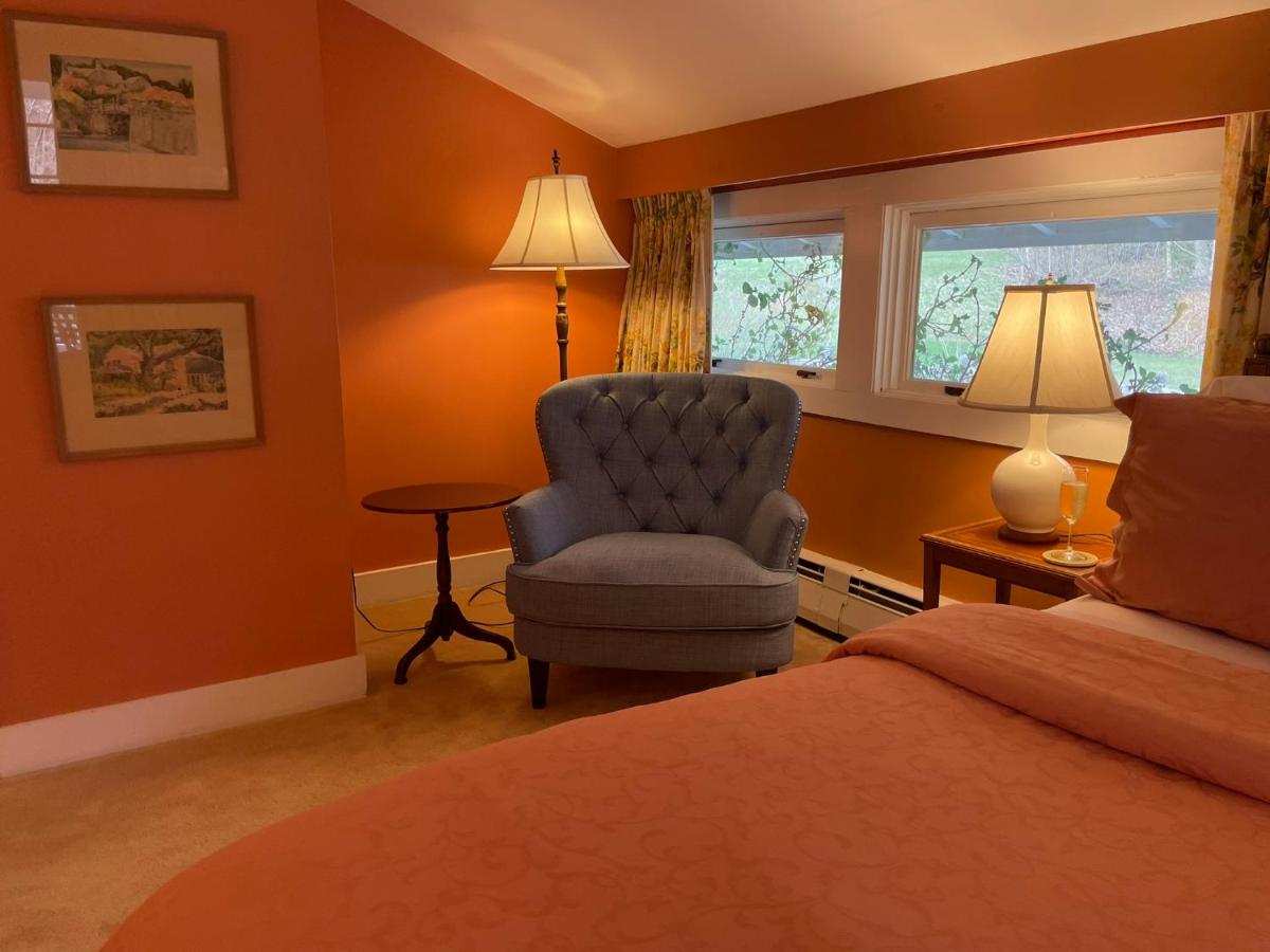 | Deerhill Inn
