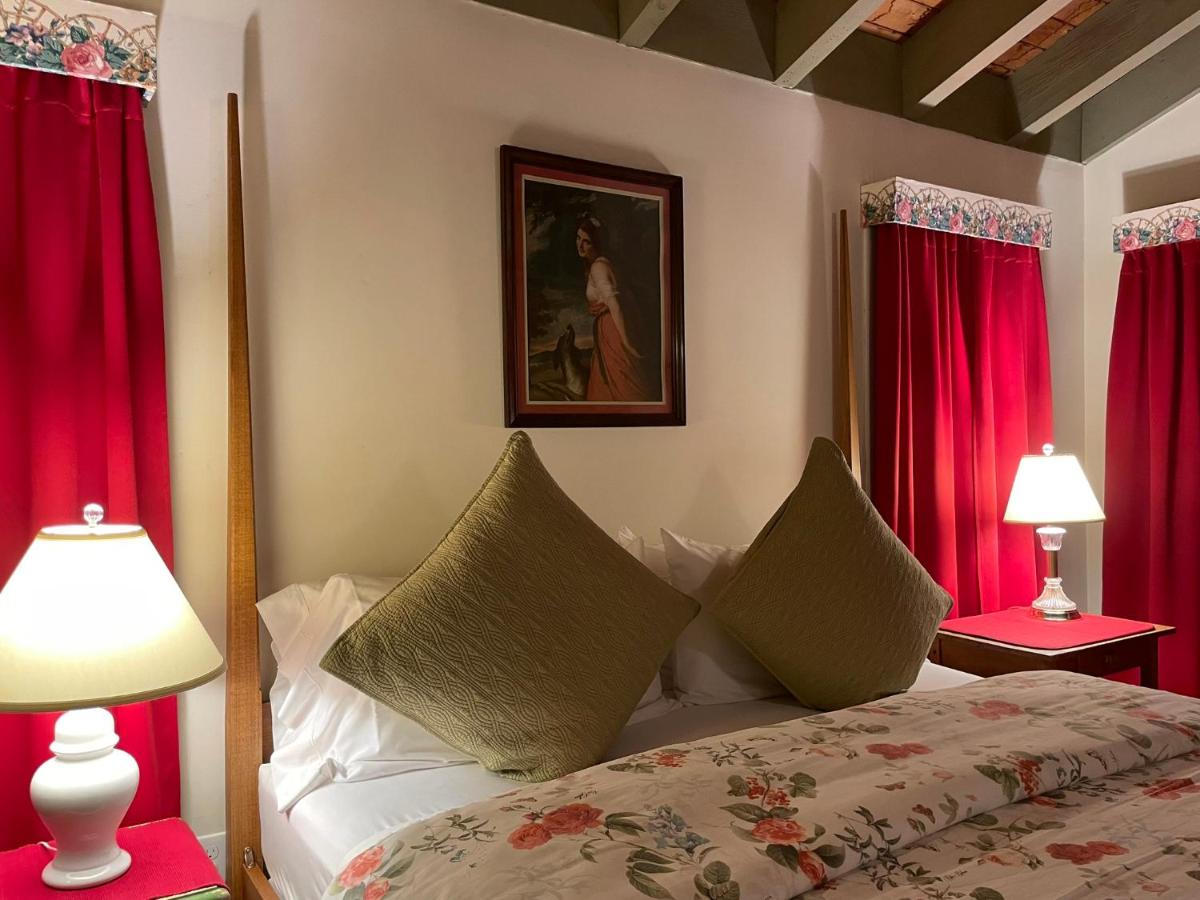 | Deerhill Inn