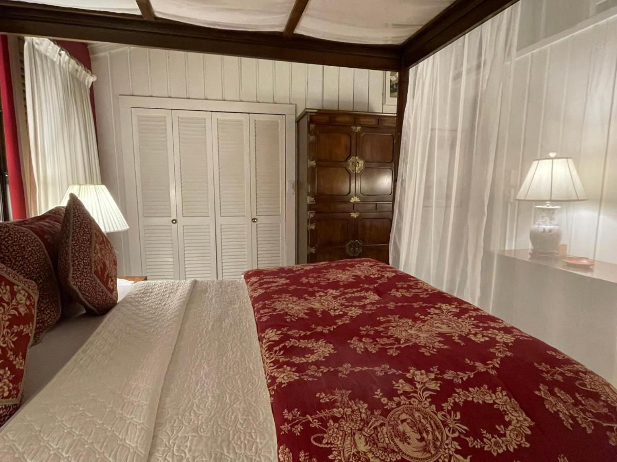 | Deerhill Inn