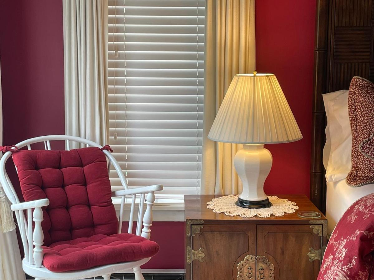 | Deerhill Inn