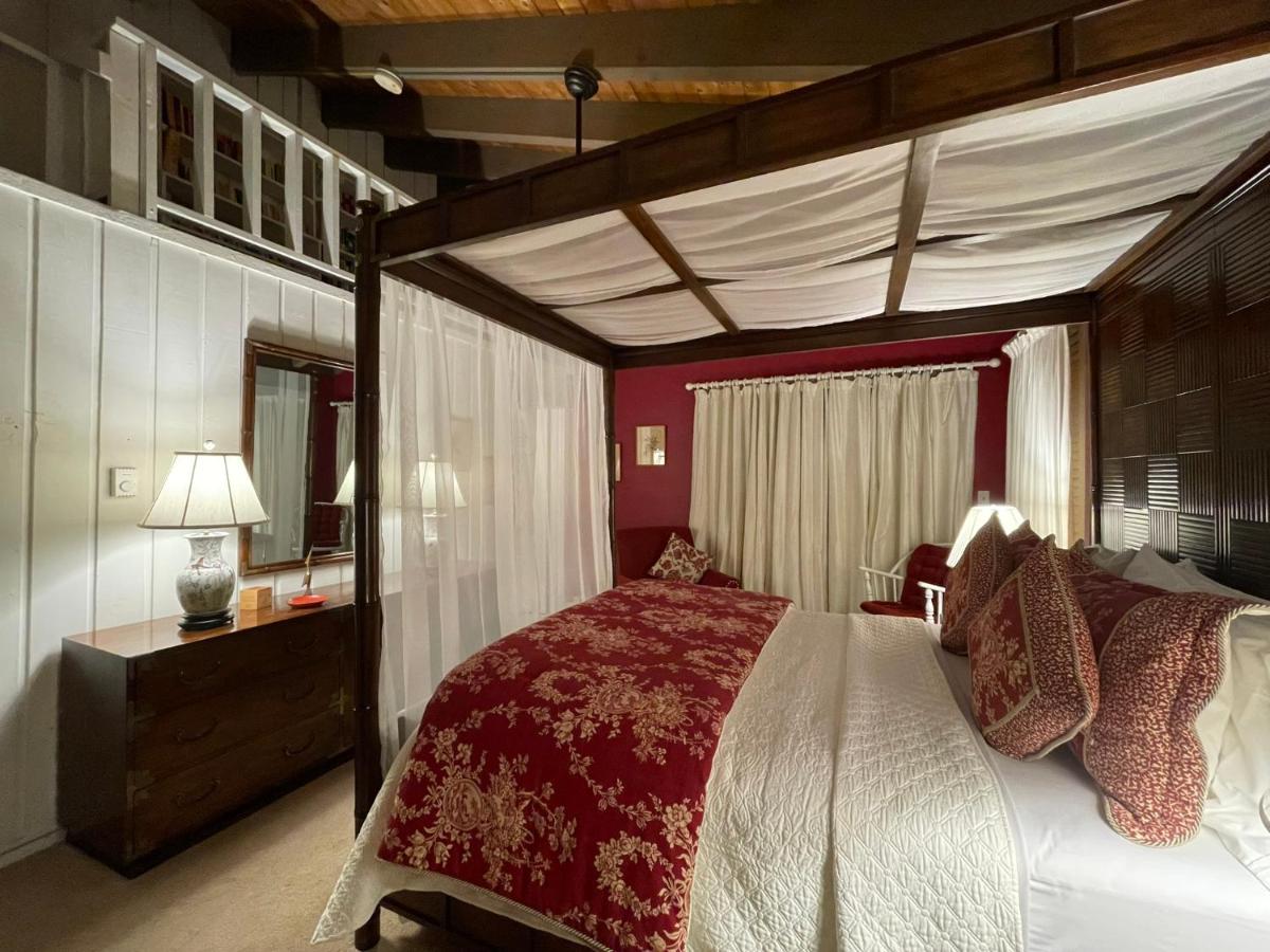 | Deerhill Inn