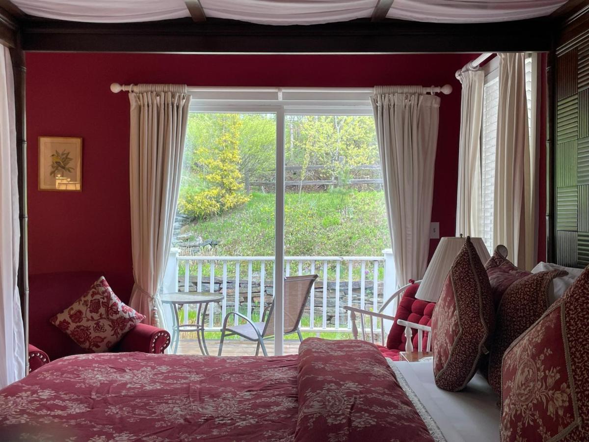 | Deerhill Inn