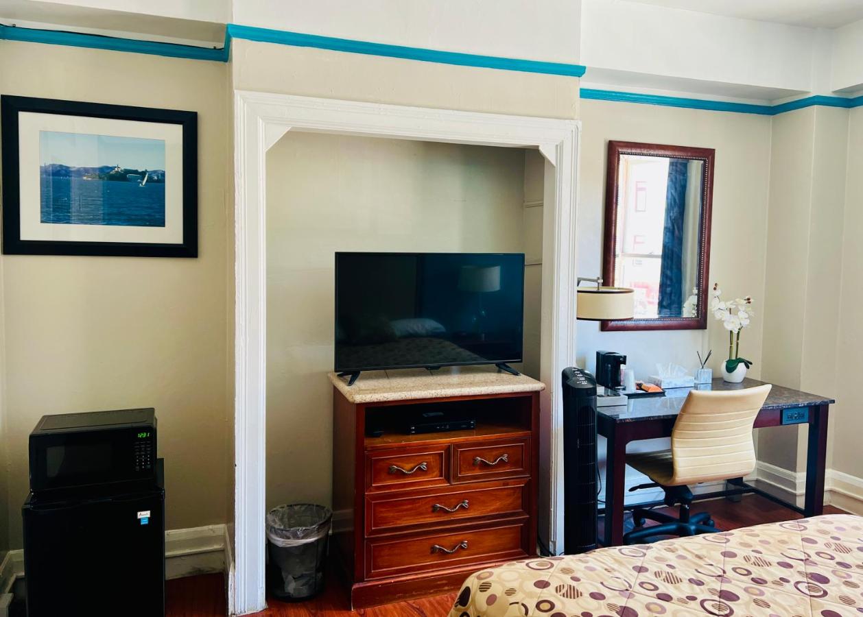 Queen Room with Private Bathroom at Admiral Hotel