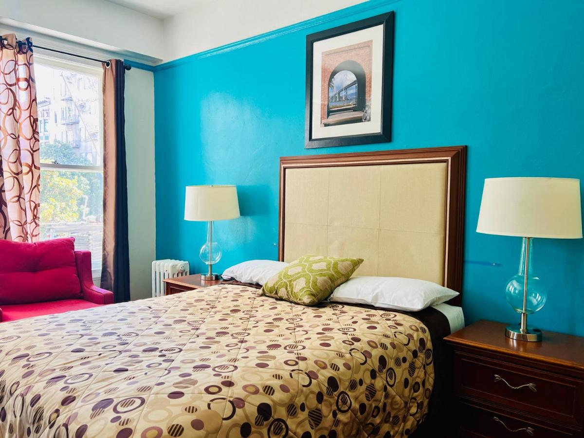 Queen Room with Private Bathroom at Admiral Hotel