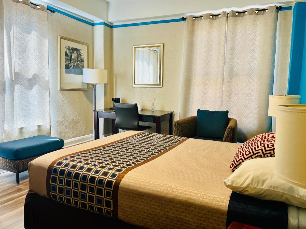 Queen Room with Private Bathroom at Admiral Hotel