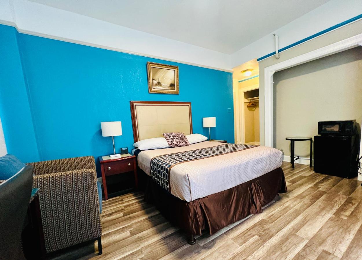 Queen Room with Private Bathroom at Admiral Hotel