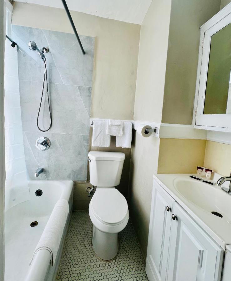 Queen Room with Private Bathroom at Admiral Hotel
