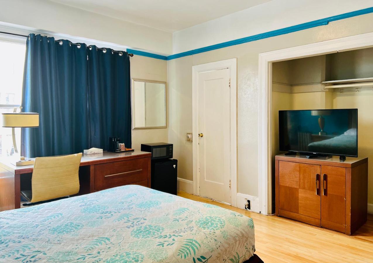 Queen Room with Private Bathroom at Admiral Hotel
