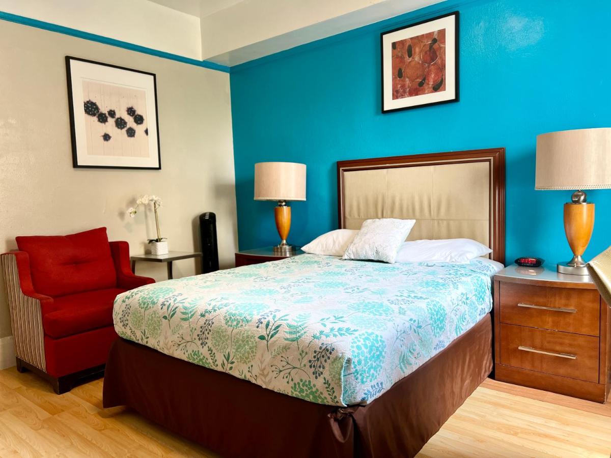 Queen Room with Private Bathroom at Admiral Hotel