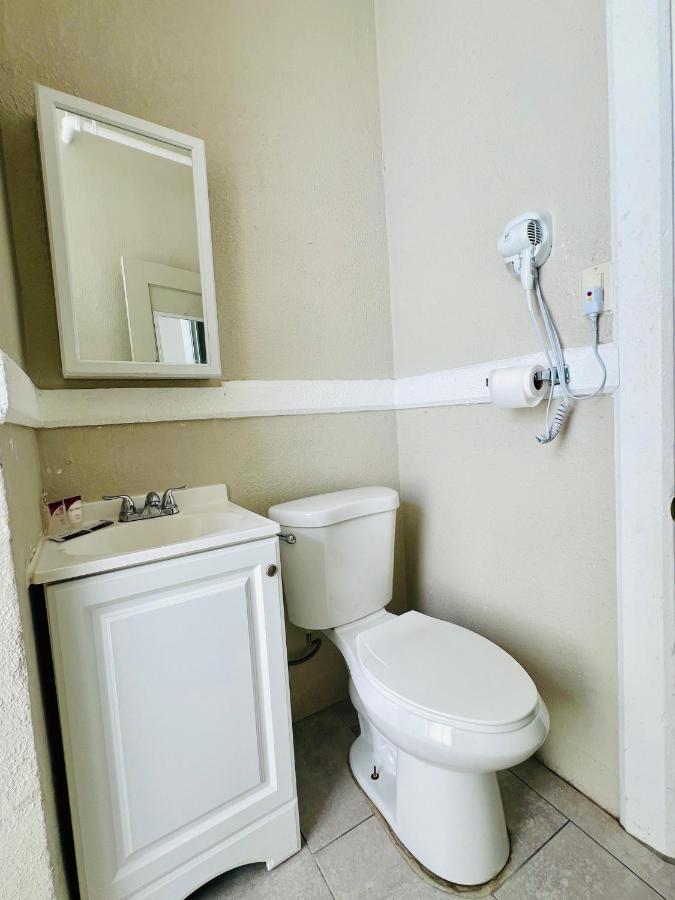 Queen Room with Private Bathroom at Admiral Hotel