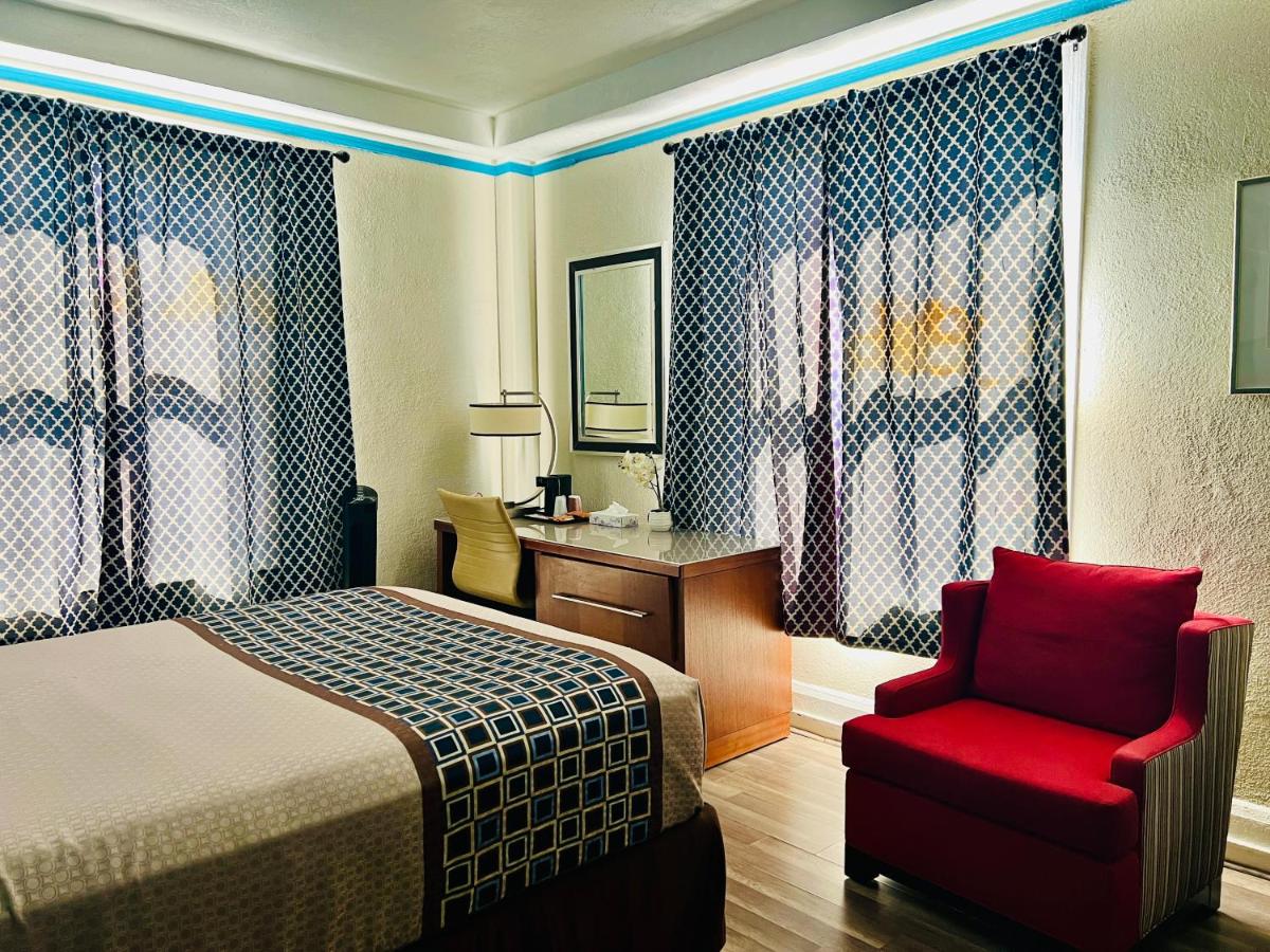 Queen Room with Private Bathroom at Admiral Hotel