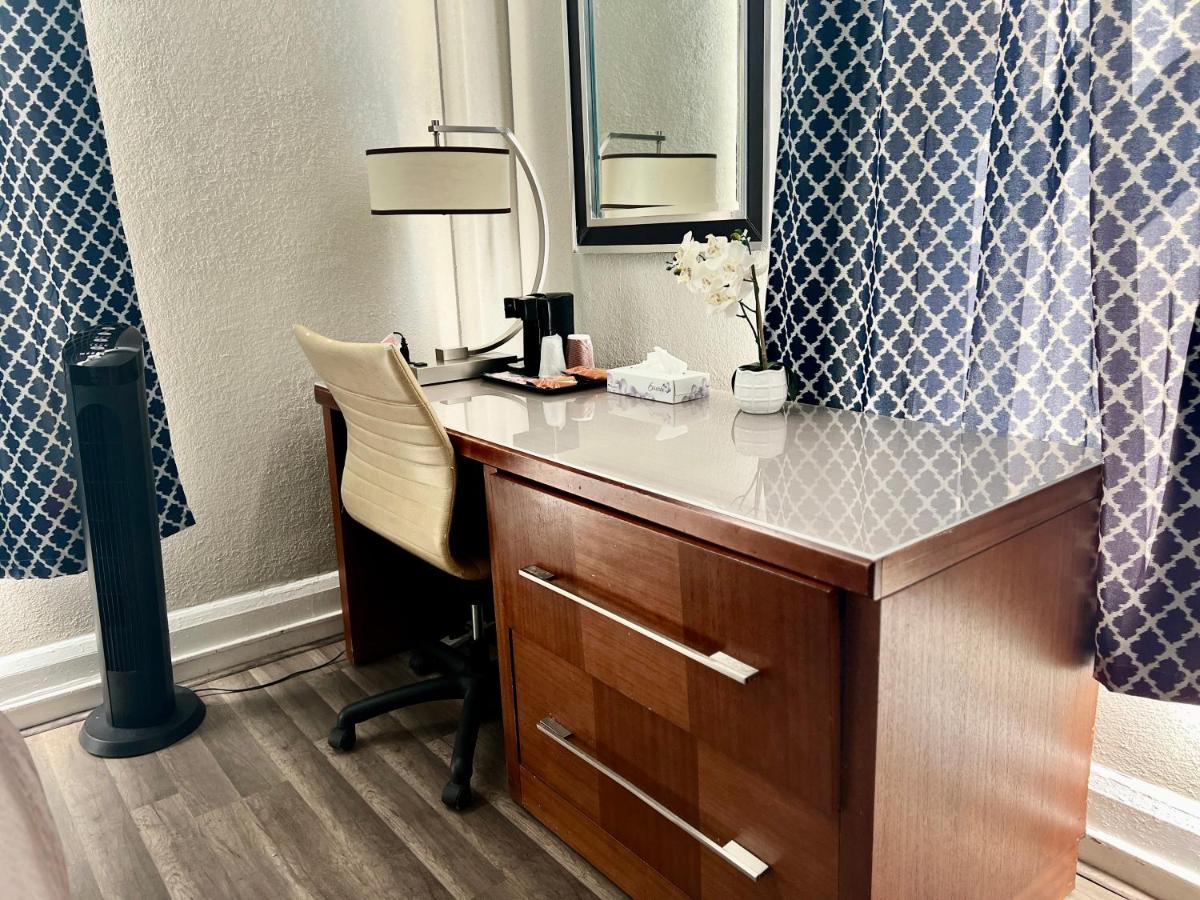 Queen Room with Private Bathroom at Admiral Hotel