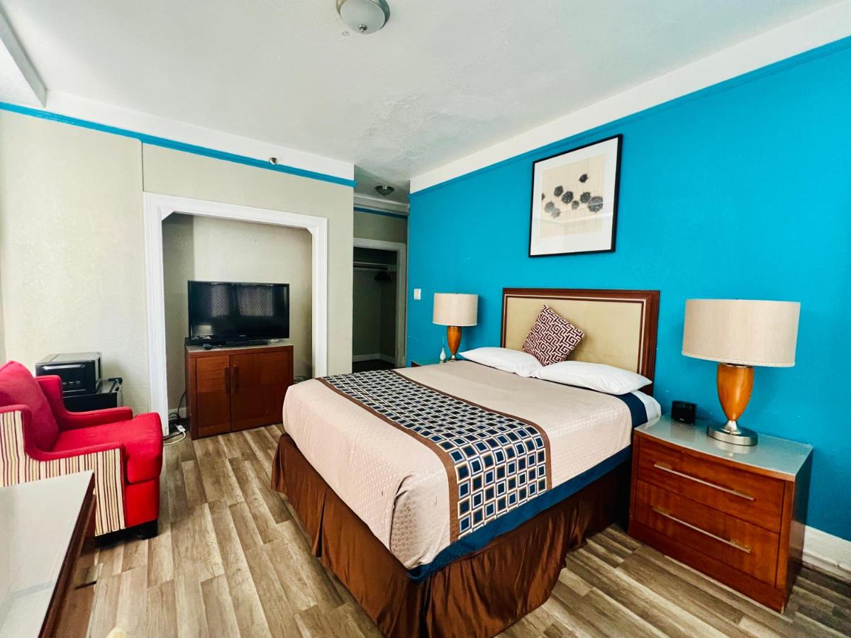 Queen Room with Private Bathroom at Admiral Hotel