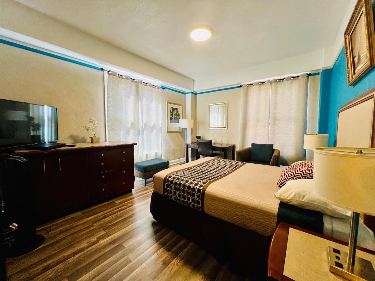 Queen Room with Private Bathroom at Admiral Hotel